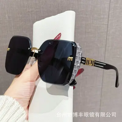 Women's Semi-Rimless Gradient Tea Sunglasses with Sparkle Details - 7