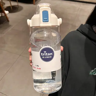 Tritan Outdoor-Sport-Wasserflasche großer Kapazität 2000ml Trinkflasche mit Pipette einfaches elegantes Design tragbare Flasche