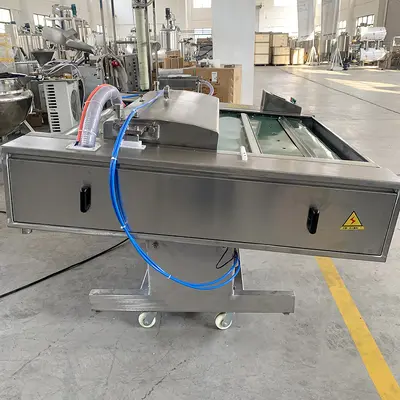 Continuous vacuum sealing machine for meat and seafood
