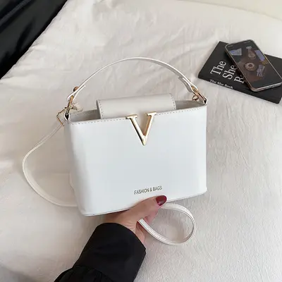 Schlichte Eimertasche 2025 mit V-Detail, Umhängetasche - 8