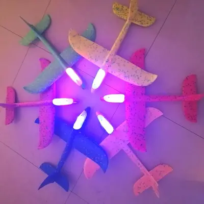 48cm Beleuchtetes Schaumstoff-Flugzeug, drehbares Flugspielzeug