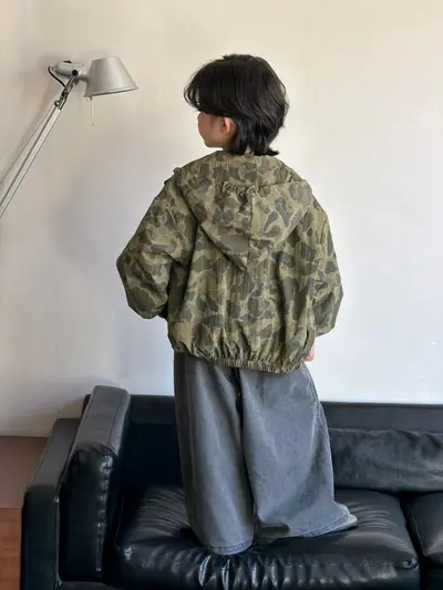 Jungen-Tarnjacke mit Kapuze und graue Cargohose, zweiteiliges Set