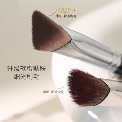 Triangle Highlighter Brush for Nasolabial Folds and Under-Eye, Soft-Bristle Makeup Brush