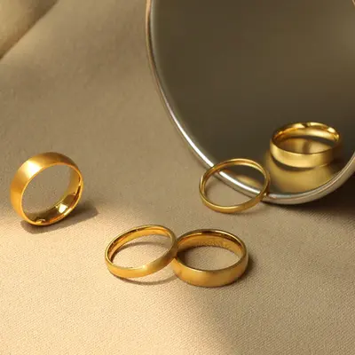 Minimalistischer Titanstahl-Ring für Damen, 18K Gold gebürstet - 1