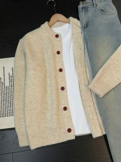 Khakifarbene Strickjacke für Herren mit Rundhals