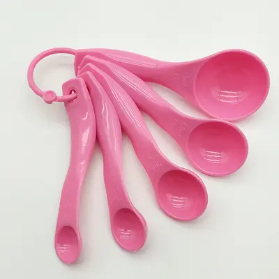 Mutfak pişirme araçları renkli ölçüm kaşığı beş parçalı set ölçekli plastik süt tozu kaşığı ölçüm kaşığı çocuk oyuncak seti