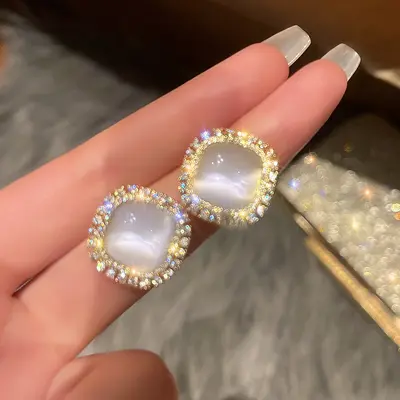 Delikli kulaklar olmayan üst düzey erişilebilir lüks kulak klipsleri, zarif kare kedi gözü küpeler, İnternet ünlülerinin niş tasarımı, kadınlar için çok yönlü küpeler