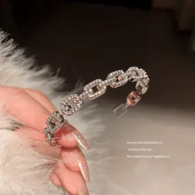 In Europa und Amerika grenzüberschreitende, mit Diamanten besetzte runde Buchstabenarmbänder, übertriebenes Temperament, modische Armbänder, leichter Luxus und hochwertiger Schmuckgroßhandel für Frauen - 11