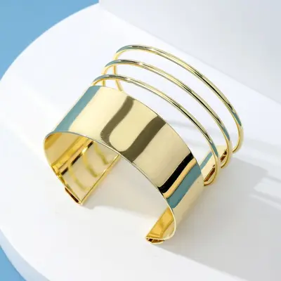 Im europäischen und amerikanischen Internet berühmter übertriebener breiter glänzender Armreif im böhmischen Stil mehrschichtiges Legierungsarmband Damenhandschmuck