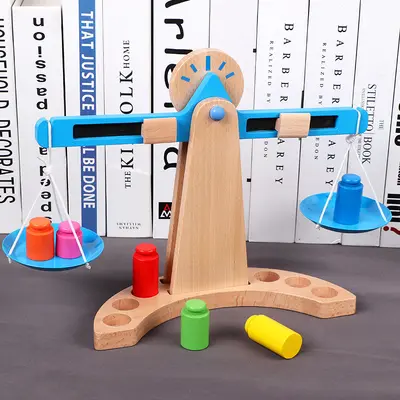 Holzwaage-Spielzeug für Kindergarten, Logik und Denkschulung