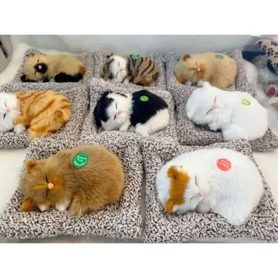 Miyavlayan peluş kedi, araba süsü, bambu kömürlü