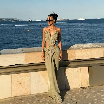 Langes Strandkleid mit Neckholder aus Metall, tiefem V-Ausschnitt und Cut-outs