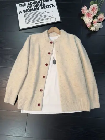 Khakifarbene Strickjacke für Herren mit Rundhals