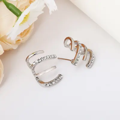 TikTok bestseller koreanische Version kleine frische Diamant-Ohrstecker für Frauen, elegante Legierungs-Ohrstecker Großhandel vom Hersteller.