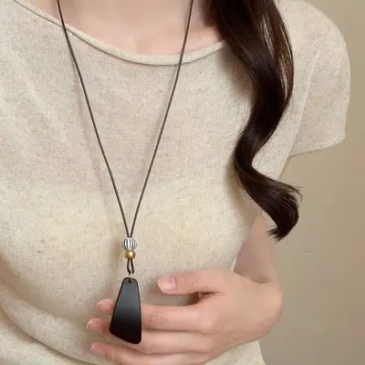 Chinese-style brown pendant necklace with lock design - 8