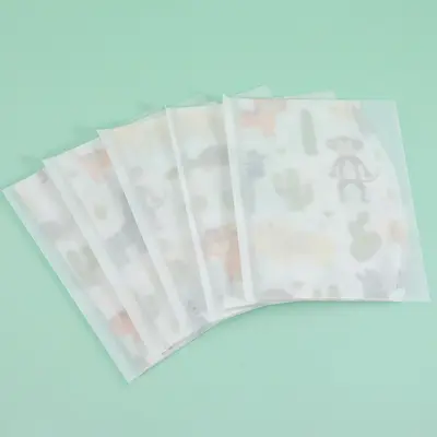 Disposable baby bibs with 7.1 gr thickness, individually packaged, non-woven children's bibs in stock, baby feeding bibs.