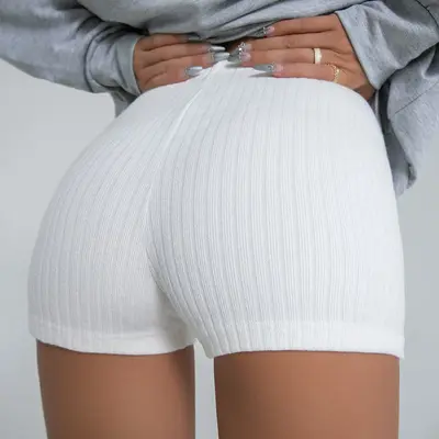Yüksek bel kaldırıcı ince üçte bir boy kadın fitness şortu, göstermeyen kumaş - 3