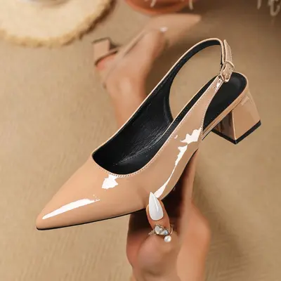 Schwarze Damen-Pumps mit spitzer Kappe und breitem Absatz, Lackleder, hinten offen - 8