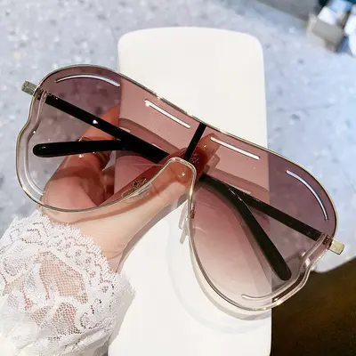 Wide-Frame Women's Party Sunglasses with One-Piece Lenses - 3
