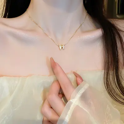 Kadınlar için hafif lüks harfli üç boyutlu H kolye, modaya uygun niş minimalist tarz, süper peri mizaçlı çok yönlü köprücük kemiği zinciri.