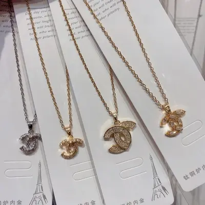 Sınır ötesi popüler titanyum çelik kolye, tasarımcı kolye, Chanel tarzı kolye, tasarımcı takı, tasarımcı aksesuar kolye toptan satış