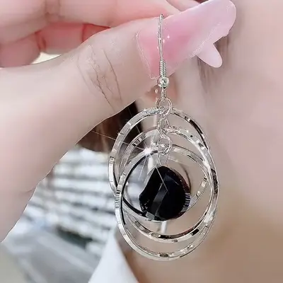 Moda halka büyük küpe, tasarımcı dönen model - 4
