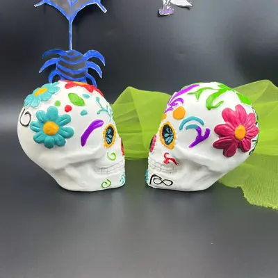 Totenkopf-Tischdeko im mexikanischen Día-de-los-Muertos-Stil, kleine Figur