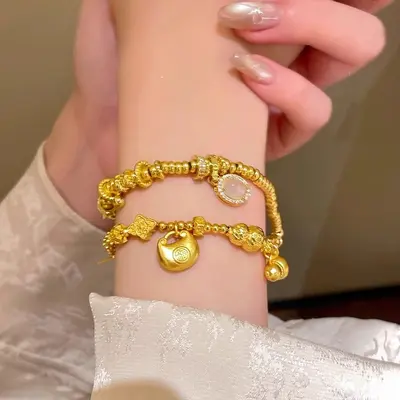 Goldfarbenes geflochtenes Seilarmband im chinesischen Stil
