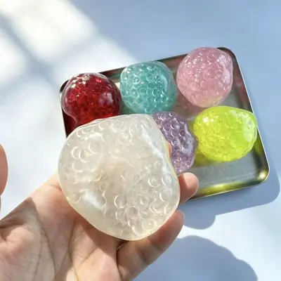 Vaseline-Perlen Knautschball, langsam rückstellend, bunte flache Perlen