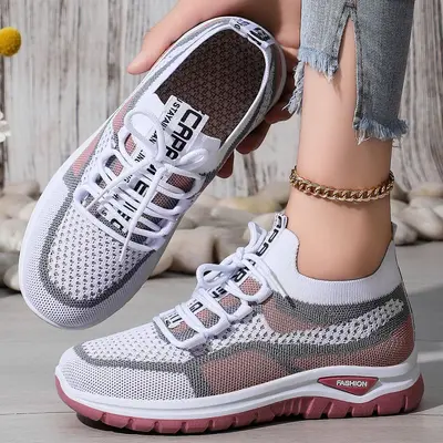 Women's cross-border large-size sports shoes, flyknit mesh shoes, shallow lightweight casual shoes, comfortable women's shoes, versatile single shoes.