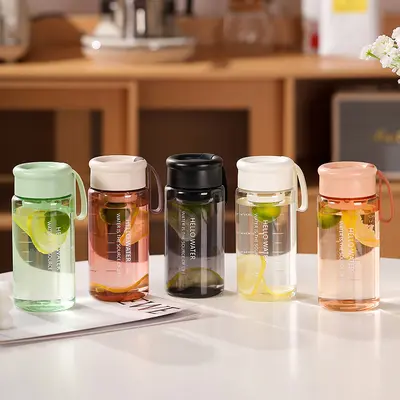 Neue großvolumige Weltraum-Trinkbecher, modische und elegante Sport-Wasserflasche, auslaufsicherer Kunststoff-Trinkbecher für tragbaren Outdoor-Gebrauch.