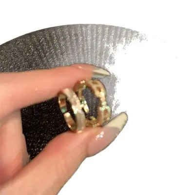 Trendige luxuriöse elegante Staperringe mit großen Buchstaben für Frauen, Nischen-High-Fashion-Ringe