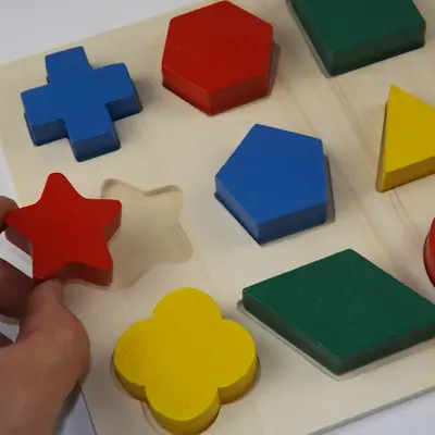 Üç set geometrik şekil plakası, aydınlatma yapı taşları, şekle uygun ahşap oyuncaklar, çocuk yapboz bulmacaları toptan