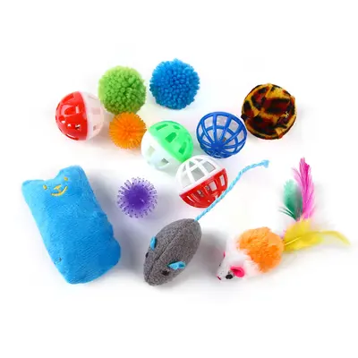 Katzenspielzeug-Set mit Gummiball, Glöckchen und Plüsch-Flughörnchen - 3
