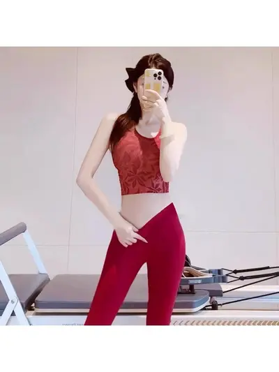 新中式瑜伽服女2025新款带胸垫绝美背心普拉提训练健身服红色套装