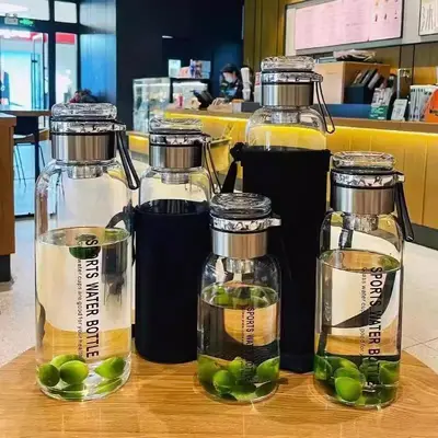 Borosilikat-Glas-Sportflasche mit Teesieb und isolierender Hülle