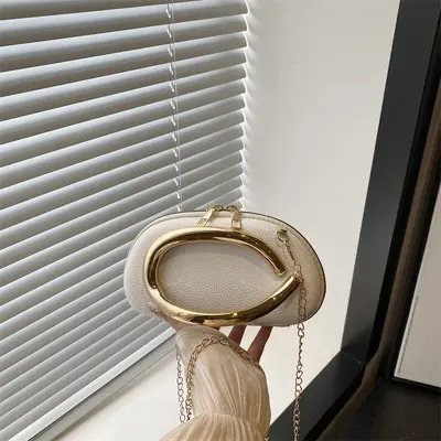 Kleine quadratische Abendhandtasche mit Metallkette - 9