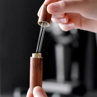 Edelstahl-Nadel-Kaffeepulververteiler mit Holzsockel