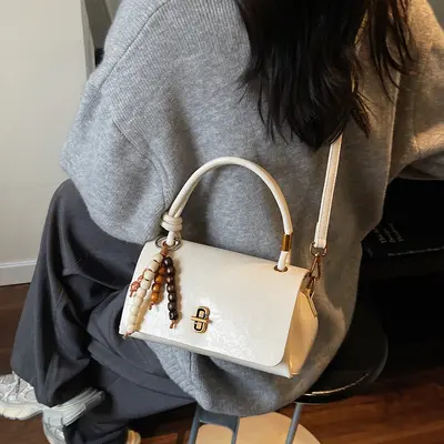 Minimalistische Damenhandtasche, Schultertasche mit Umhängeriemen