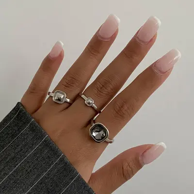 Acryl-Schwarzstein-Ring mit geometrischem Metallquadrat - 9