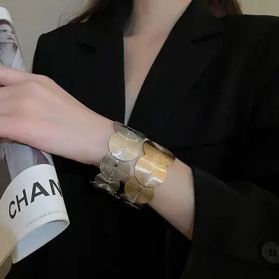 Metallisches geometrisches Armband mit Öffnung, Goldton