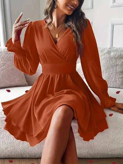 Damenkleid mit V-Ausschnitt, Taillenraffung und doppellagigem Rock