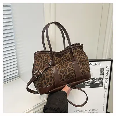 Retro leopar desenli süet kova çanta, çapraz askılı - 9