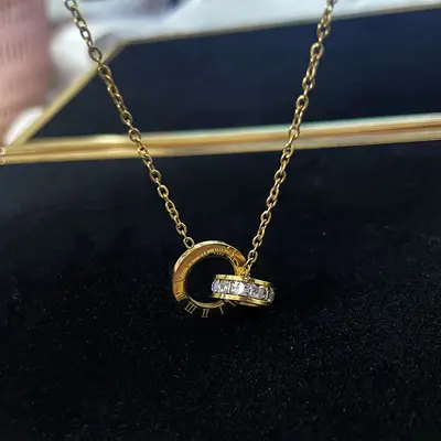 Titanstahl rostfreie römische Ziffern Doppelring-Halskette für Frauen goldener Anhänger leicht luxuriöse Schlüsselbeinkette einfach Internet-berühmter Stil Mode