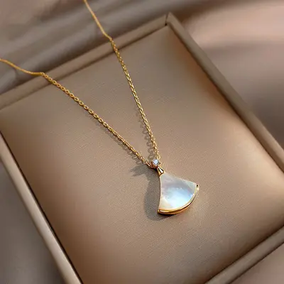 Elegantes Katzenauge-Stein-Design Fächerförmiger Rock Damen Titan-Stahl-Halskette Vielseitig 18K Gold Premium Leicht Luxus Schlüsselbein-Kette