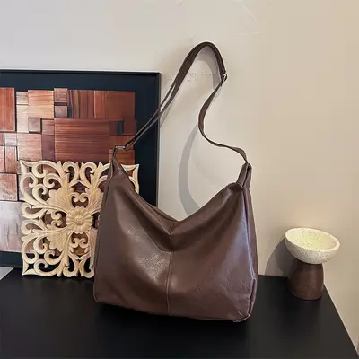 Large Capacity Retro Women's Tote Bag, Autumn Winter 2026 Style