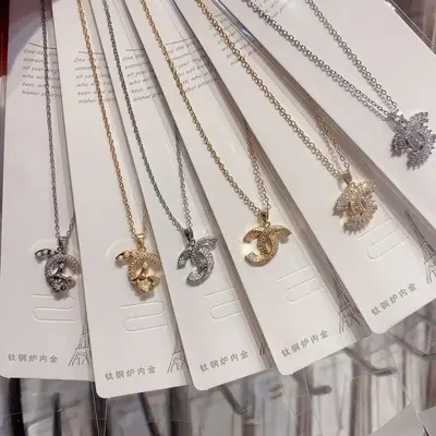 Sınır ötesi popüler titanyum çelik kolye, tasarımcı kolye, Chanel tarzı kolye, tasarımcı takı, tasarımcı aksesuar kolye toptan satış