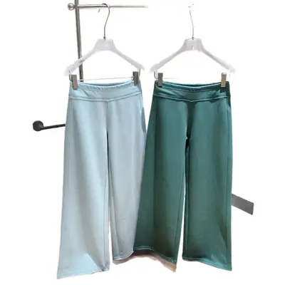 Damen-Freizeithose im luftigen Look, unterhalb des Bauchnabels getragen