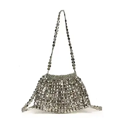 Schlichte Damenhandtasche mit gewebter Perlenkette - 7
