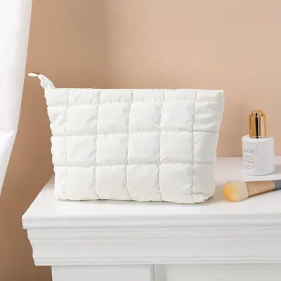 Fashion quilted cosmetic bag 2025 autumn and winter new style simple niche textured bag women's Korean style daily handbag